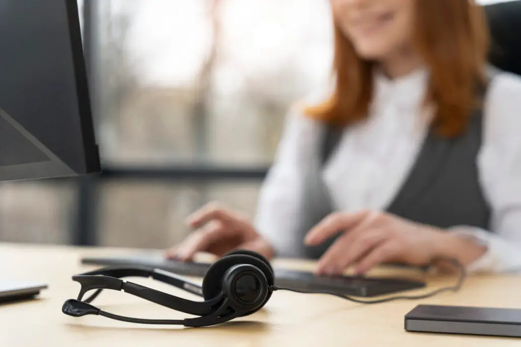 primo piano sulla persona che lavora nel call center